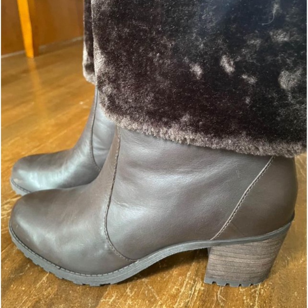 Brown, hardly used because it is too big. Size 8 1/2 US. - Picture 2 of 3